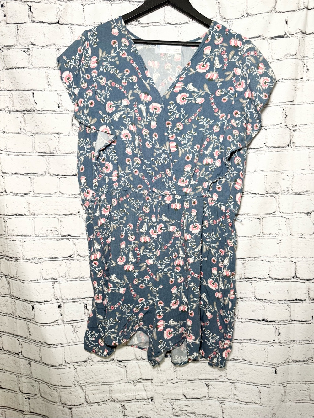 Blue Floral V-Neck Women’s Top. Size XL